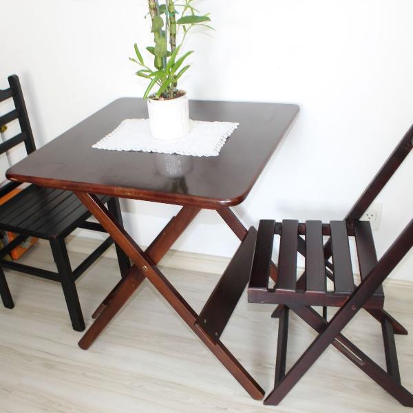 conjunto de mesa de madeira com duas cadeiras