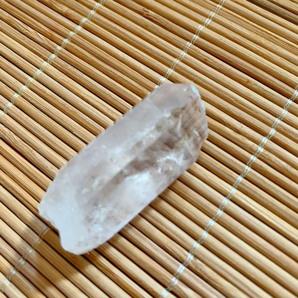 cristal de quartzo ponta bruta semi transparente