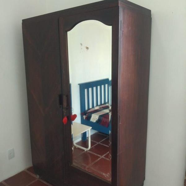 guarda roupa de madeira duas portas com espelho bisotado