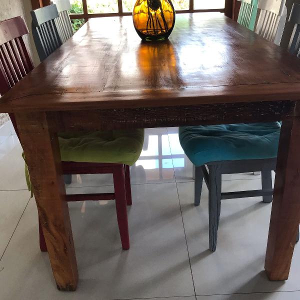 mesa com 6 cadeiras de madeira