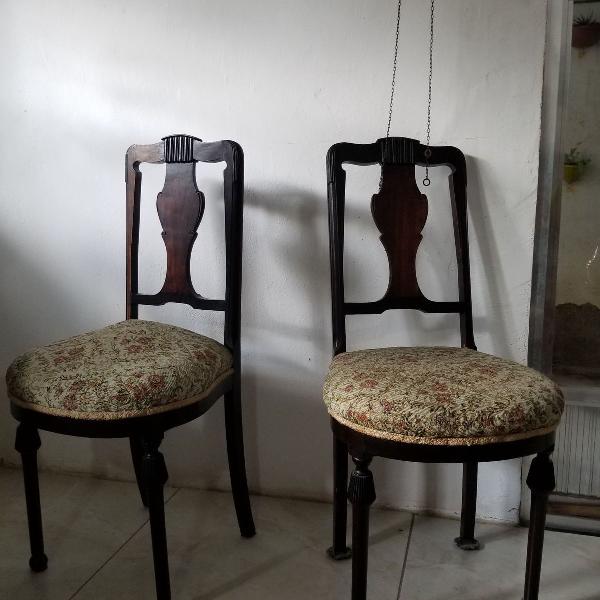 par de cadeiras antigas