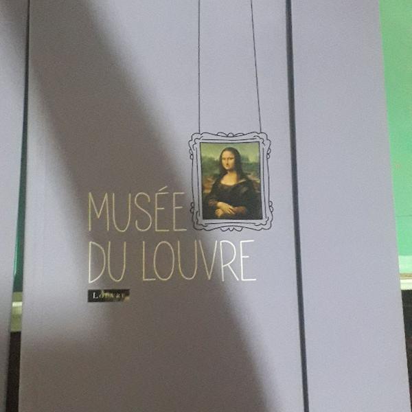pastas do Museu do Louvre para guardar documentos