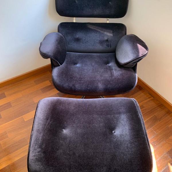 poltrona eames de suede preto com pufe