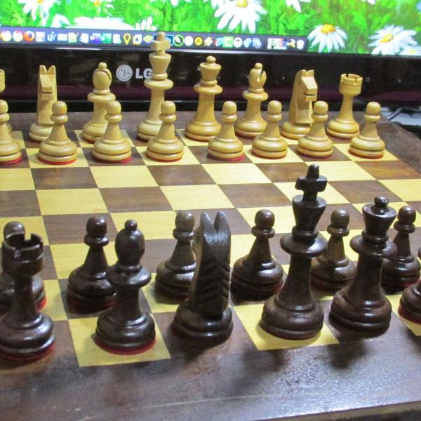 tabuleiro de xadrez todo em madeira