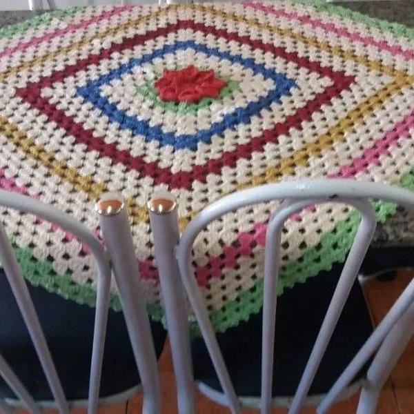 toalha/centro de mesa em crochê com detalhe de flor bico de