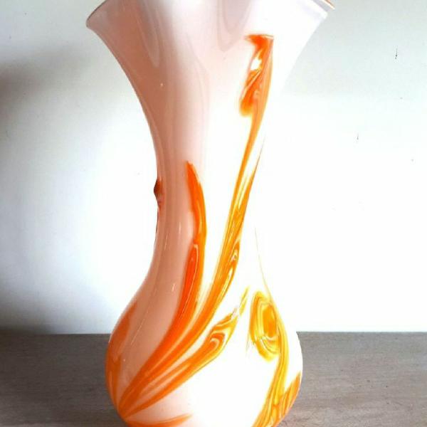 vaso de vidro branco com larajna