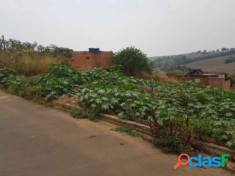 Terreno de 213 m² com escritura no Universitários em