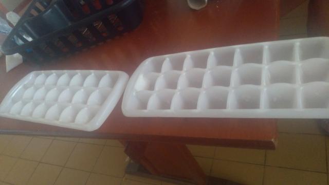 2 formas para gelo plástico