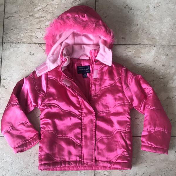 casaco de frio com capuz removível rosa