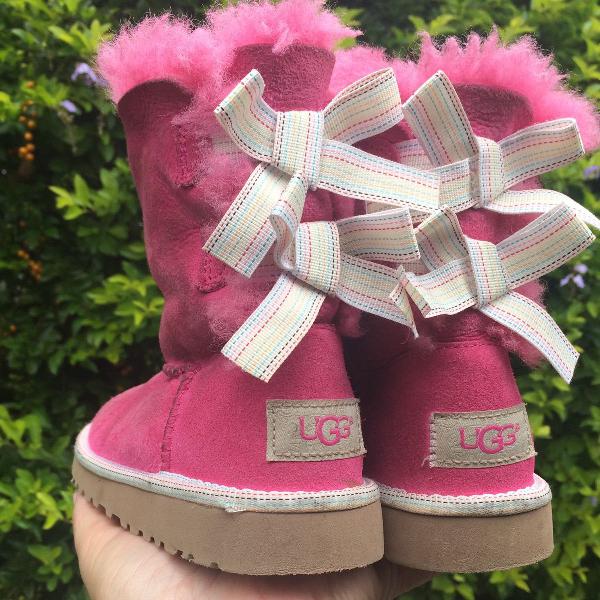 ugg rosa choque lacinhos