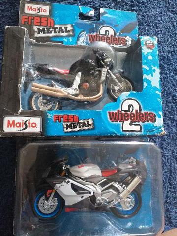 2 miniaturas de motos de ferro.