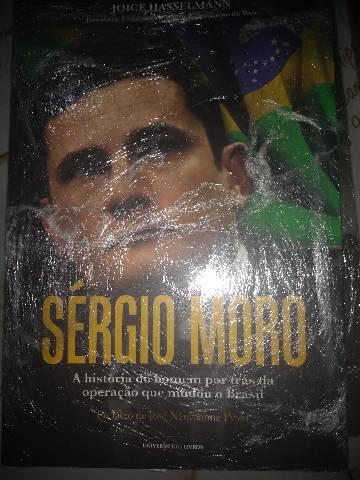 6 livros diversos: Sergio Moro, Sílvio Santos, Ulisses,