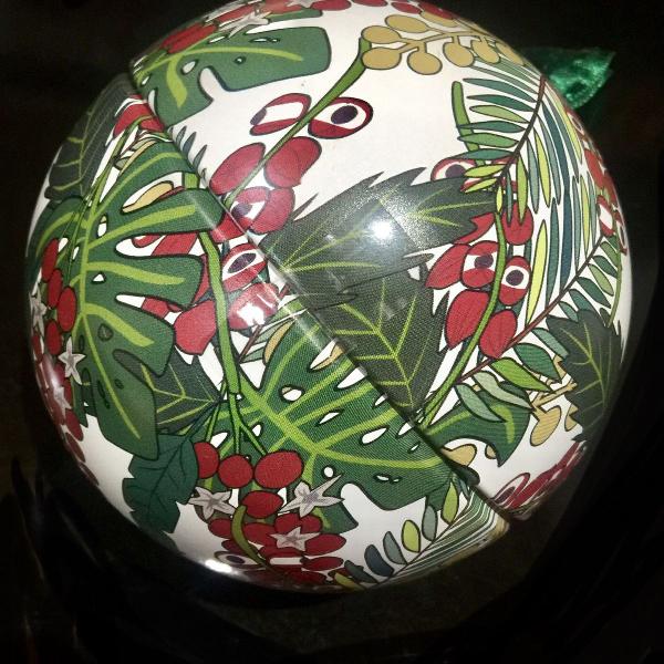 bola de metal com sabonetes. produto lacrado