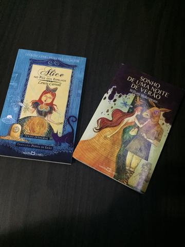 2 Livros Alice no País dos Espelhos, e Sonho de uma Noite