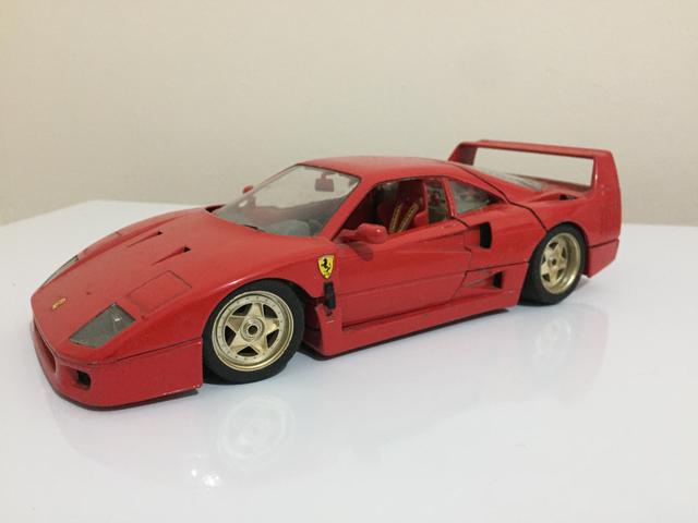 Miniatura Burago Ferrari F40 1987 - Diorama