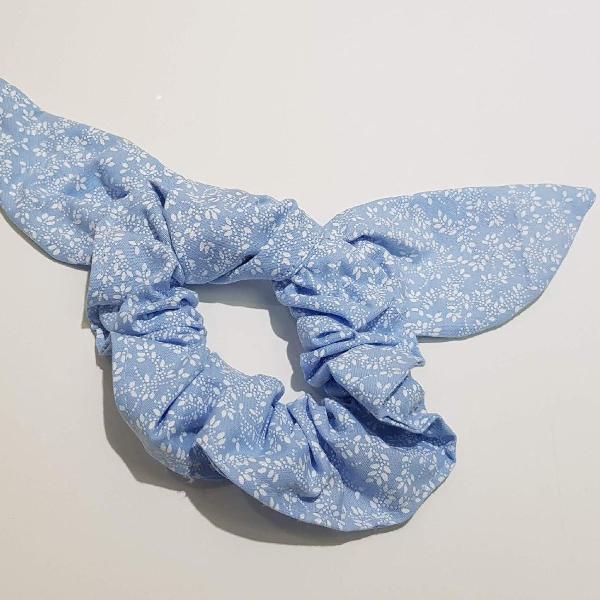 Scrunchie de tecido tricolor estampado azul flores. Modelo
