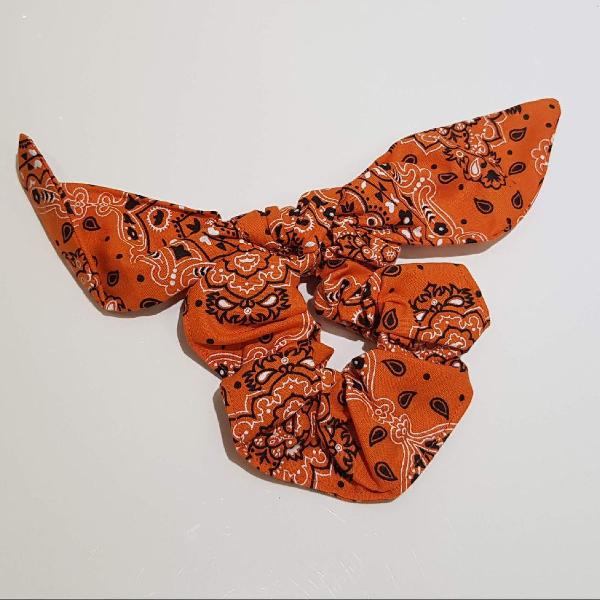 Scrunchie de tecido tricolor estampado laranja bandana.