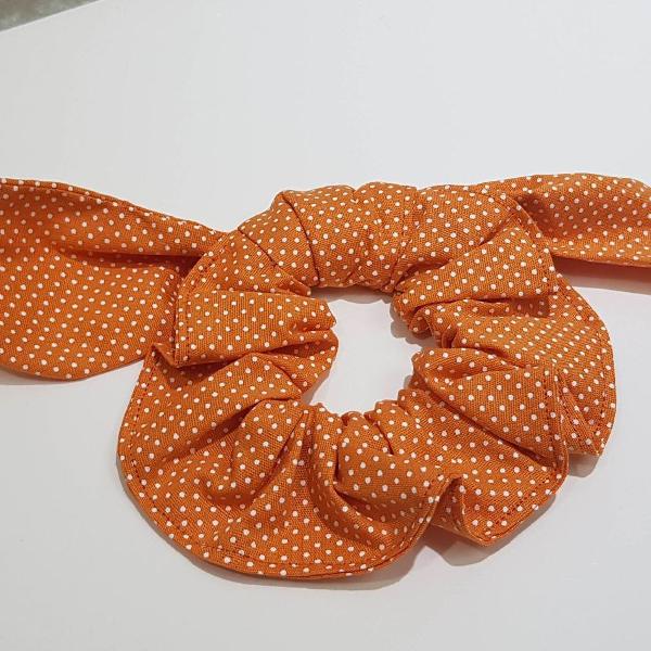 Scrunchie de tecido tricolor estampado laranja poa. Modelo