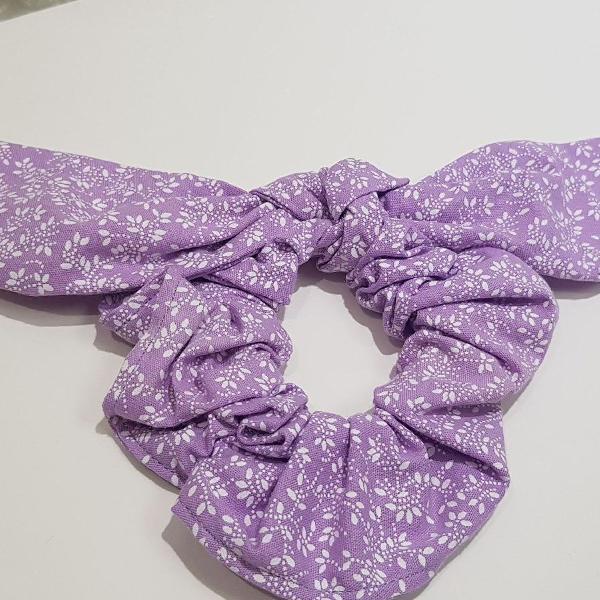 Scrunchie de tecido tricolor estampado lilas flor. Modelo