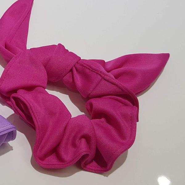 Scrunchie de tecido tricolor estampado pink neon. Modelo
