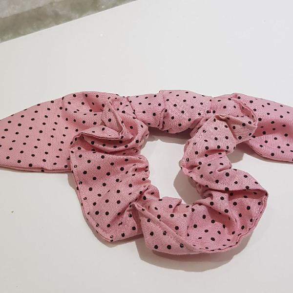 Scrunchie de tecido tricolor estampado rosa poa. Modelo