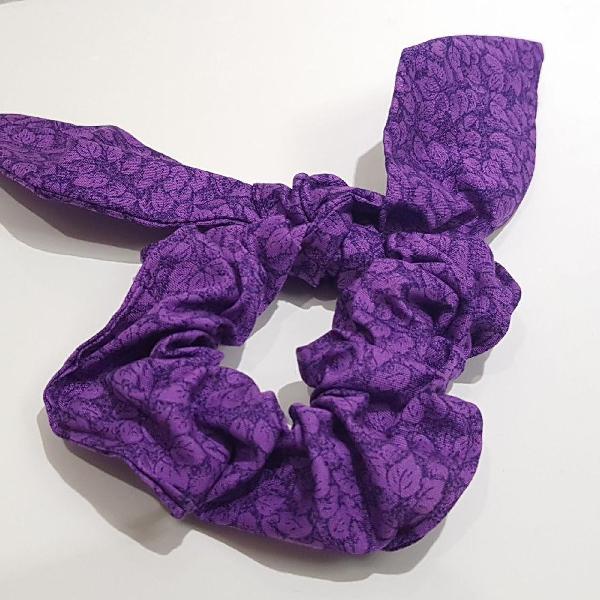 Scrunchie de tecido tricolor estampado roxo flores. Modelo