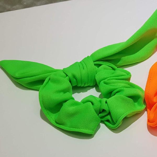 Scrunchie de tecido tricolor estampado verde neon . Modelo