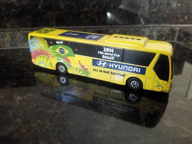 Vendo miniatura ônibus copa do mundo 2016 impecável