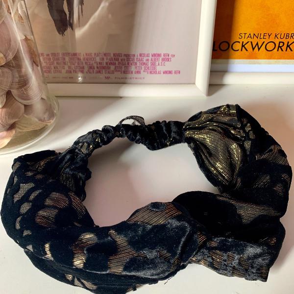 acessório de cabeça zara preto e dourado