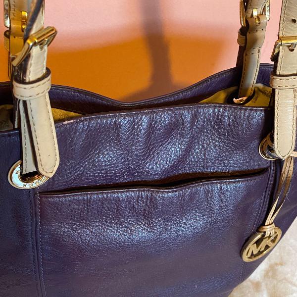 bolsa original michael kors couro roxa e alças bege