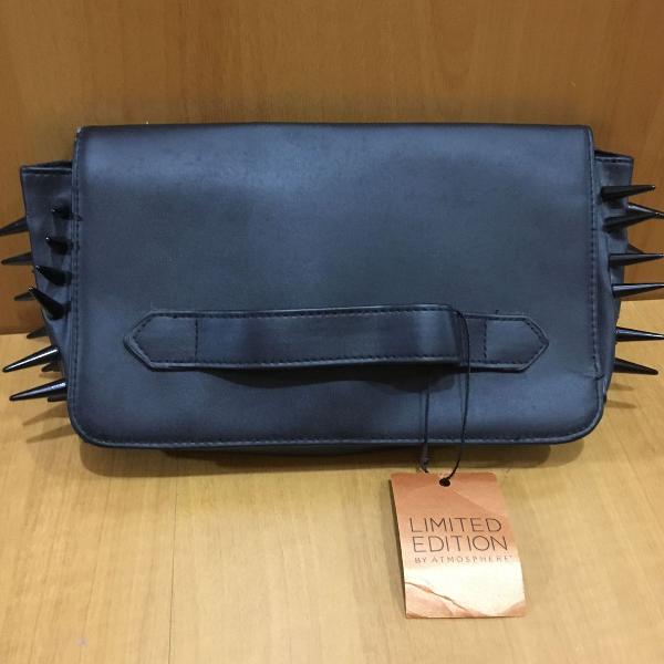 clutch preta com spikes