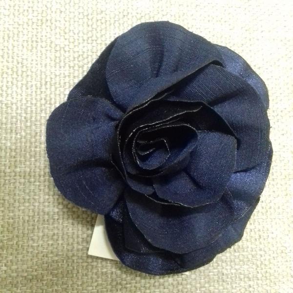 flor de cabelo azul marinho