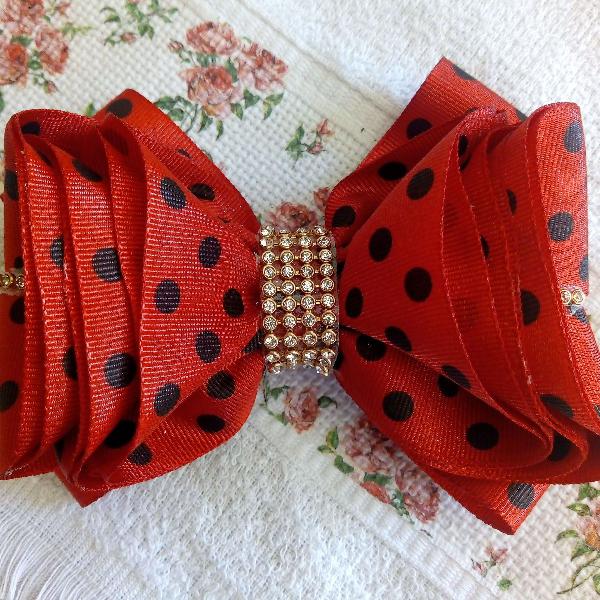 laço vermelho com bolinhas