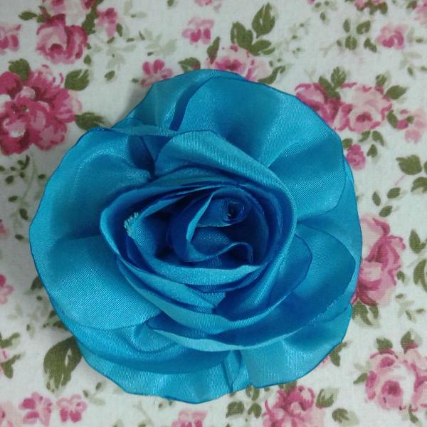 linda flor de cabelo azul turquesa