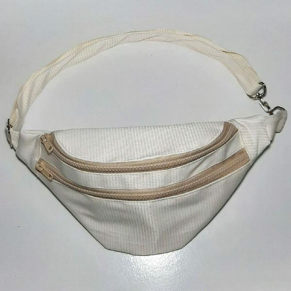 pochete brilhosa creme