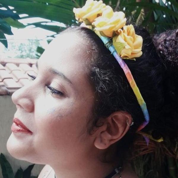 tiara arco-íris e flores