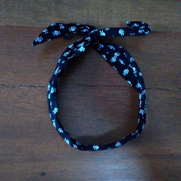 tiara com estampa de caveirinhas