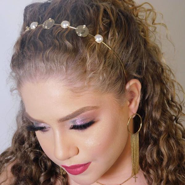 tiara de cabelo com pérolas e medalhas folheada em ouro 18k