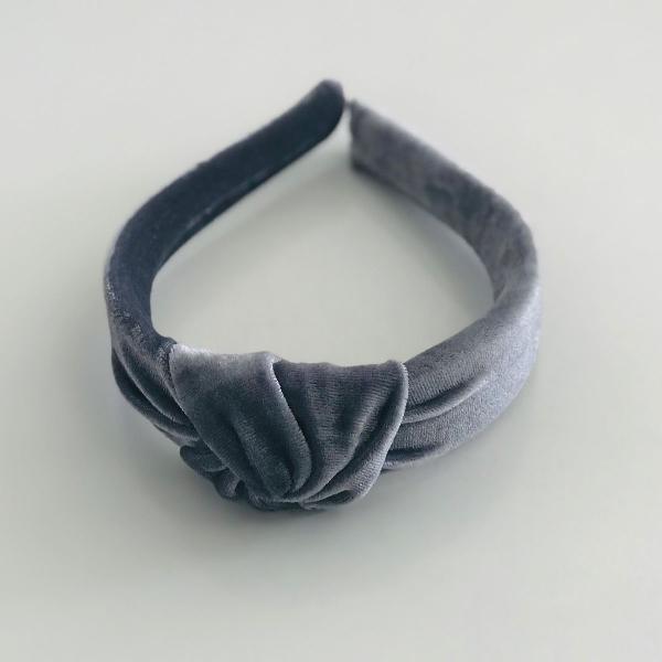 tiara de nó cinza suede