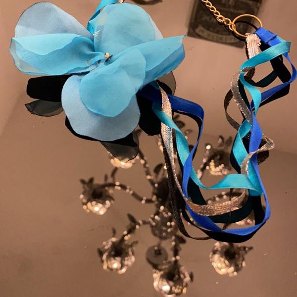 tiara, faixa, fita ou headband azul com flor em tecido