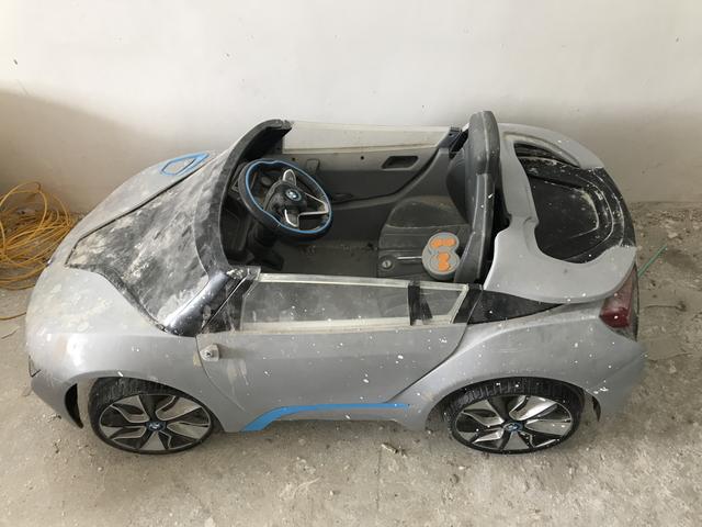 Carro elétrico no controle e anda sozinho perfeito só