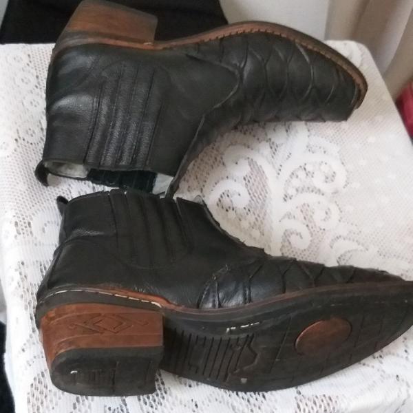 bota masculina da marca Country Conrt de couro original 5 cm