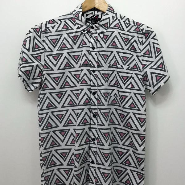 camisa manga curta estampa geométrica