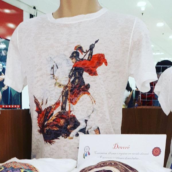 camiseta em tecido devorê com estampa de São Jorge