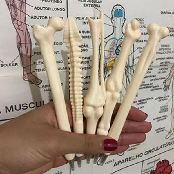 kit com 5 canetas formato de ossos enfermagem, radiologia,