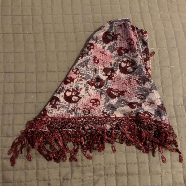 lenço bandana roxo com estampa de caveira