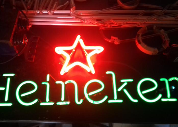 painel luminoso em neon heineken