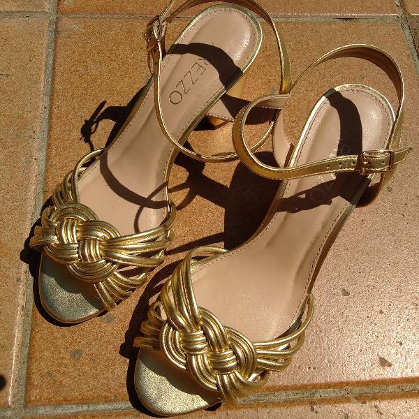 sandália dourada