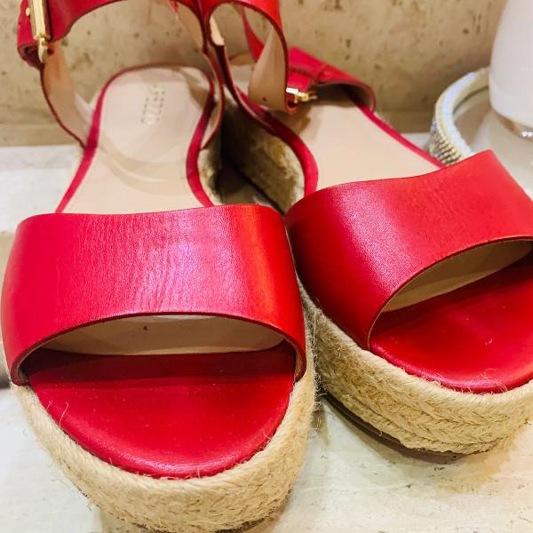 sandália plataforma arezzo em couro vermelho. linda.
