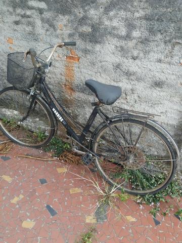 Bicicleta usada precisando de reforma